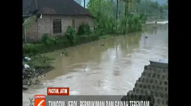 Selain merendam rumah dan puluhan hektare padi, banjir juga merusak akses jalan antarkecamatan.