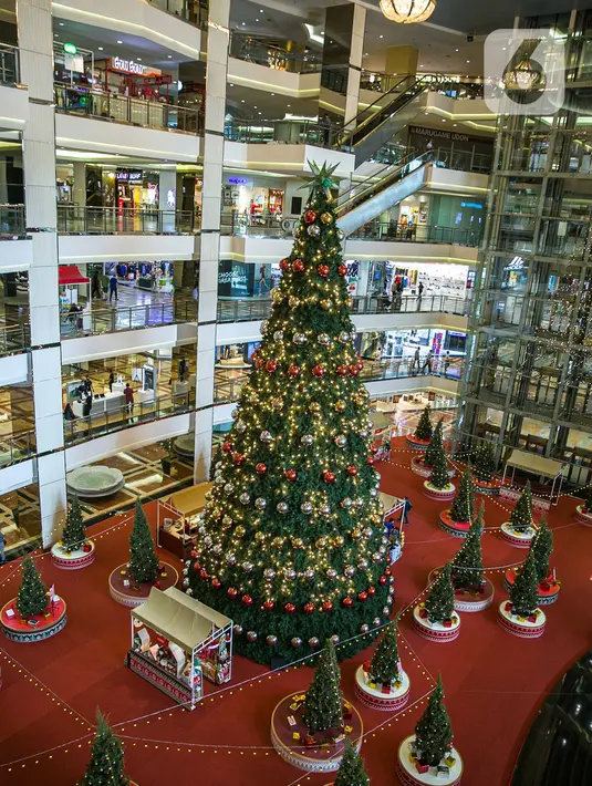 Pohon Natal Raksasa di Mall Taman Anggrek, Jakarta, Senin (21/12/2020). Mengangkat tema “Christmas Merry and Bright”,  dalam kondisi pandemi Covid-19, Mal Taman Anggrek tetap mendekor interior mal. (Liputan6.com/Faizal Fanani)