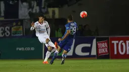 Pemain Persib Bandung, Juan Belencoso mencoba menghadang sepakan pemain Bali United, Ahn Byung-keon pada laga Torabika Soccer Championship 2016 di Stadion Si Jalak Harupat, Soreang, Bandung, Sabtu (14/5/2016). (Bola.com/Nicklas Hanoatubun)