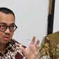 Gubernur terpilih DKI Jakarta, Anies Baswedan bersama Ketua Tim Sinkronisasi Sudirman Said ketika penyerahan laporan hasil kerja tim sinkronisasi di Jakarta, Jumat (13/10). (Liputan6.com/Immanuel Antonius)