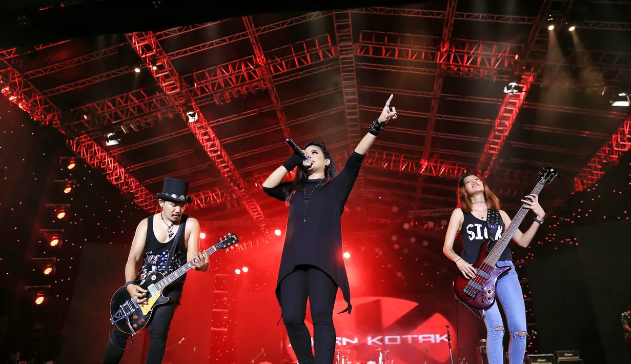 "Itu konsekuensi saat band saya ada cewenya jadi saya tau resikonya. Jadi project ini sudah saya plan dari jauh-jauh hari," ucap Cella saat ditemui Bintang.com di backstage arena Pekan Raya Jakarta, Sabtu (25/6/2016). (Adrian Putra/Bintang.com)