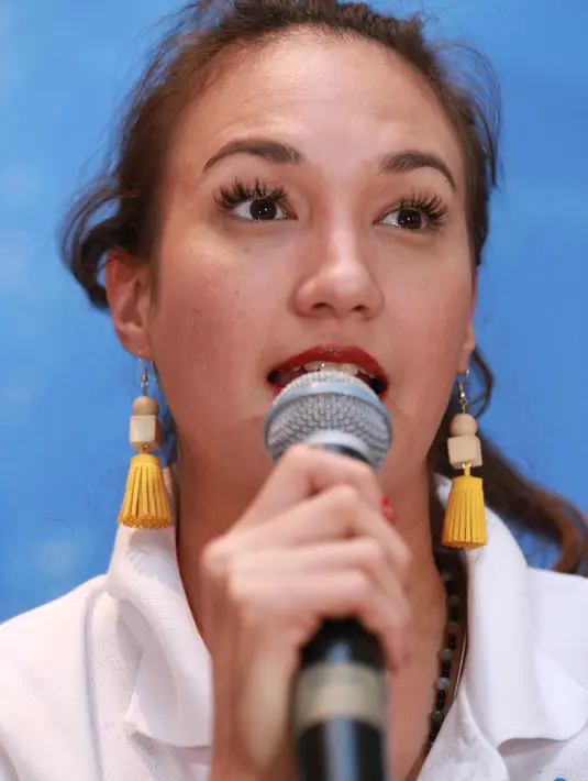 Proses syuting yang dilakukan hampir tiga minggu, Nadine mengatakan sekitar 80 persen kegiatan yang dilakukannya hanya berada di atas kapal. Saat itu Nadine menagtakan dirinya melihat hiu dan penyu. (Adrian Putra/Bintang.com)