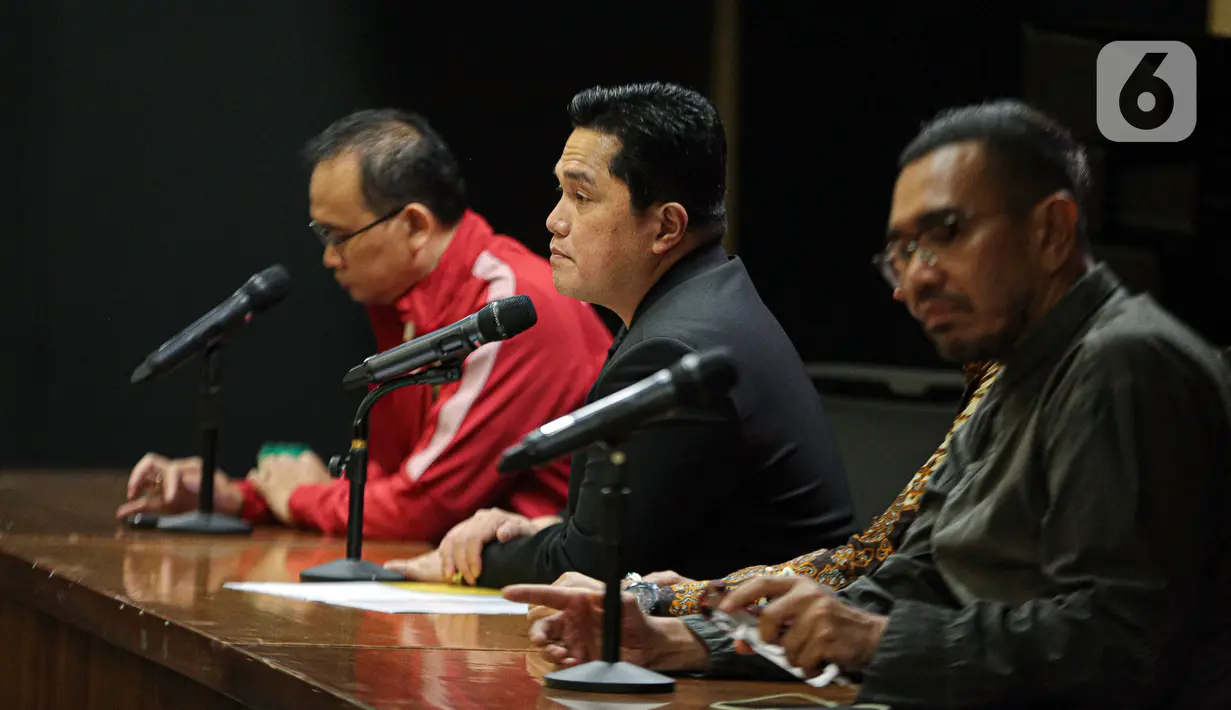 "Kita coba melayani masyarakat sepak bola dengan harga yang baik. (Biaya tiket) ini sudah termasuk pajak dan biaya service," jelas Erick Thohir. (Liputan6.com/Faizal Fanani)