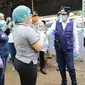 Wali Kota Manado GS Vicky Lumentut saat memantau pos kontrol kesehatan di salah satu pintu masuk Kota Manado.