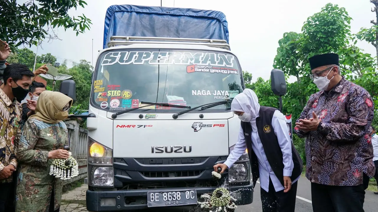 Khofifah Indar Parawansa melepas ekspor perdana 12 ton kopi excelsa komoditas khas Wonosalam Jombang ke Malaysia. (Dian Kurniawan/Liputan6.com)