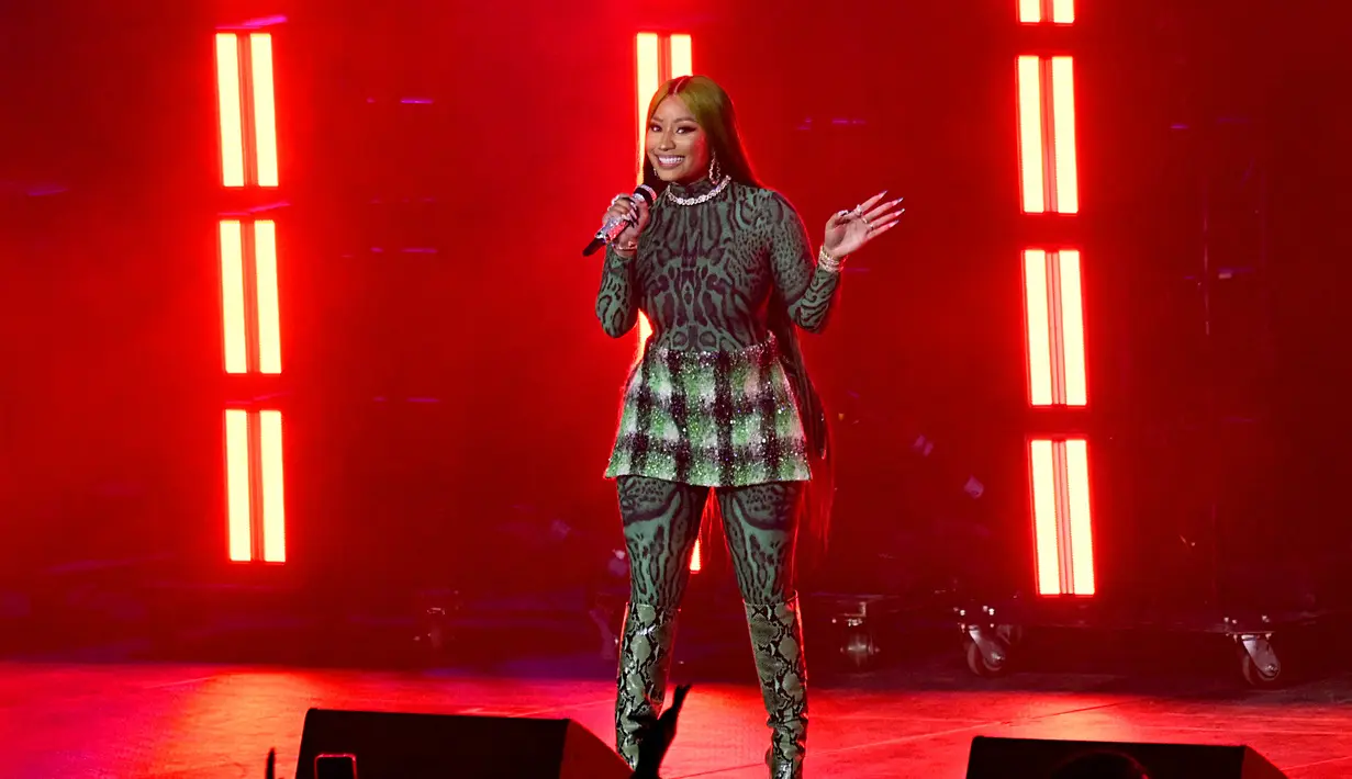 Nicki Minaj saat tampil di atas panggung Powerhouse NYC di Newark, New Jersey pada 29 Oktober 2022. Rapper "Super Freaky Girl" itu tampil dengan busana serba hijau. (Roy Rochlin/Getty Images untuk iHeartRadio/AFP)