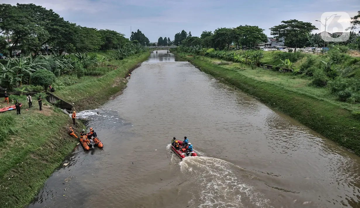 Petugas SAR gabungan menyisir aliran kanal saat pencarian hari kedua korban tenggelam di Kanal Banjir Timur, Duren Sawit, Jakarta Timur, Selasa (2/11/2021). Hingga saat ini pencarian terus dilakukan oleh tim SAR gabungan dengan mengerahkan 7 perahu karet.  (merdeka.com/Iqbal S. Nugroho)