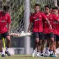 Sejumlah pemain Timnas Indonesia U-24 mengangkat gawang saat latihan jelang Asian Games 2022 Hangzhou di Lapangan A, Kompleks Stadion Utama Gelora Bung Karno (SUGBK), Senayan, Jakarta, Jumat (15/09/2023). (Bola.com/Bagaskara Lazuardi)