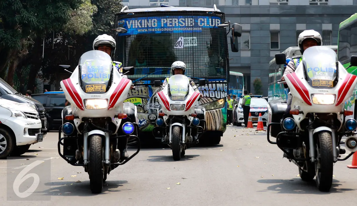 Petugas kepolisian Polda Metro Jaya melakukan pengawalan terhadap rombongan bus yang berisi suporter Persib usai pemeriksaan di halaman Mapolda Jakarta, Minggu (18/10/2015). Mereka nantinya akan dikawal hingga Stadion GBK. (Liputan6.com/Yoppy Renato)