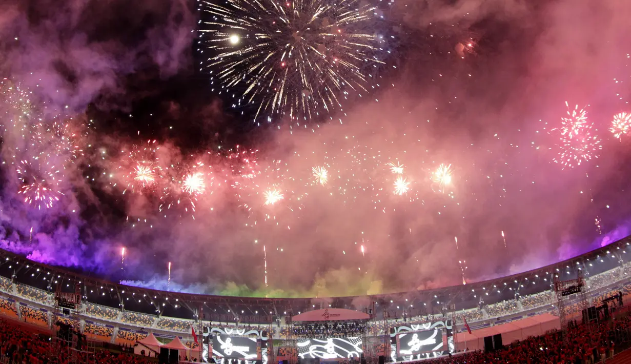 Pesta kembang api mewarnai upacara penutupan SEA Games 2019 di Stadion New Clark City, Filipina, Rabu (11/12). Filipina menjadi juara umum pada gelaran kali ini. (Bola.com/M Iqbal Ichsan)