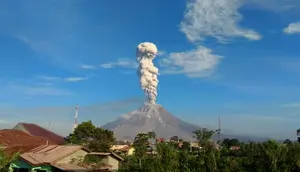 Gunung Sinabung Erupsi Hebat, Abu Vulkanik Capai 3,5 Kilometer