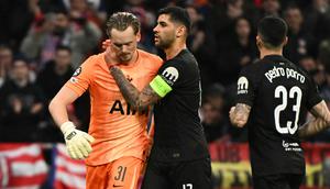 Penampilan buruk tersebut membuat kiper berkebangsaan Republik Ceko ditarik ke luar lapangan saat waktu masih menunjukkan 15 menit.