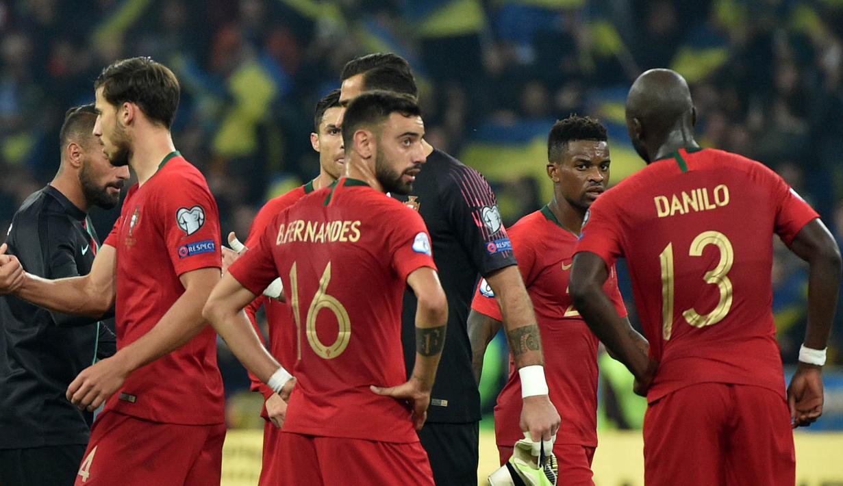 Para pemain Portugal tampak kecewa usai dikalahkan Ukraina pada laga Kualifikasi Piala Eropa 2020 di Stadion NSK Olimpiyskyi, Kiev, Senin (14/10). Ukraina menang 2-1 atas Portugal. (AFP/Genya Savilov)