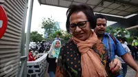 Kepala Bagian Sekretariat Komisi V DPR Prima MB Nuwa berusaha menghindar dari kejaran awak media usai diperiksa sebagai saksi di gedung KPK, Jakarta, Selasa (27/9) terkait dengan penerimaan hadiah proyek di Kementerian PUPR. (Liputan6.com/Helmi Afandi)