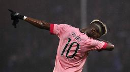 Pemain Juventus, Paul Pogba dengan gaya selebrasi unik usai menang melawan  Sampdoria pada lanjutan Liga Italia Serie A di Stadion Marassi, Genoa, Senin (11/1/2016) dini hari WIB.  (Reuters/Giorgio Perottino)