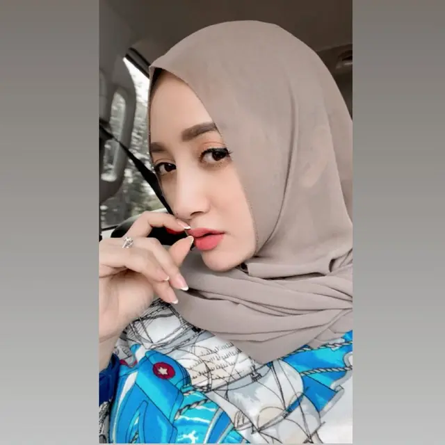 7 Potret Terbaru Angel Emitasari Pedangdut yang Jadi Kades di Lamongan, Tampil Berhijab
