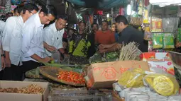 Jokowi melihat beberapa jenis sayur di salah satu pedagang sayuran di Pasar Cipeundeuy, Subang (Liputan6.com/Herman Zakharia)