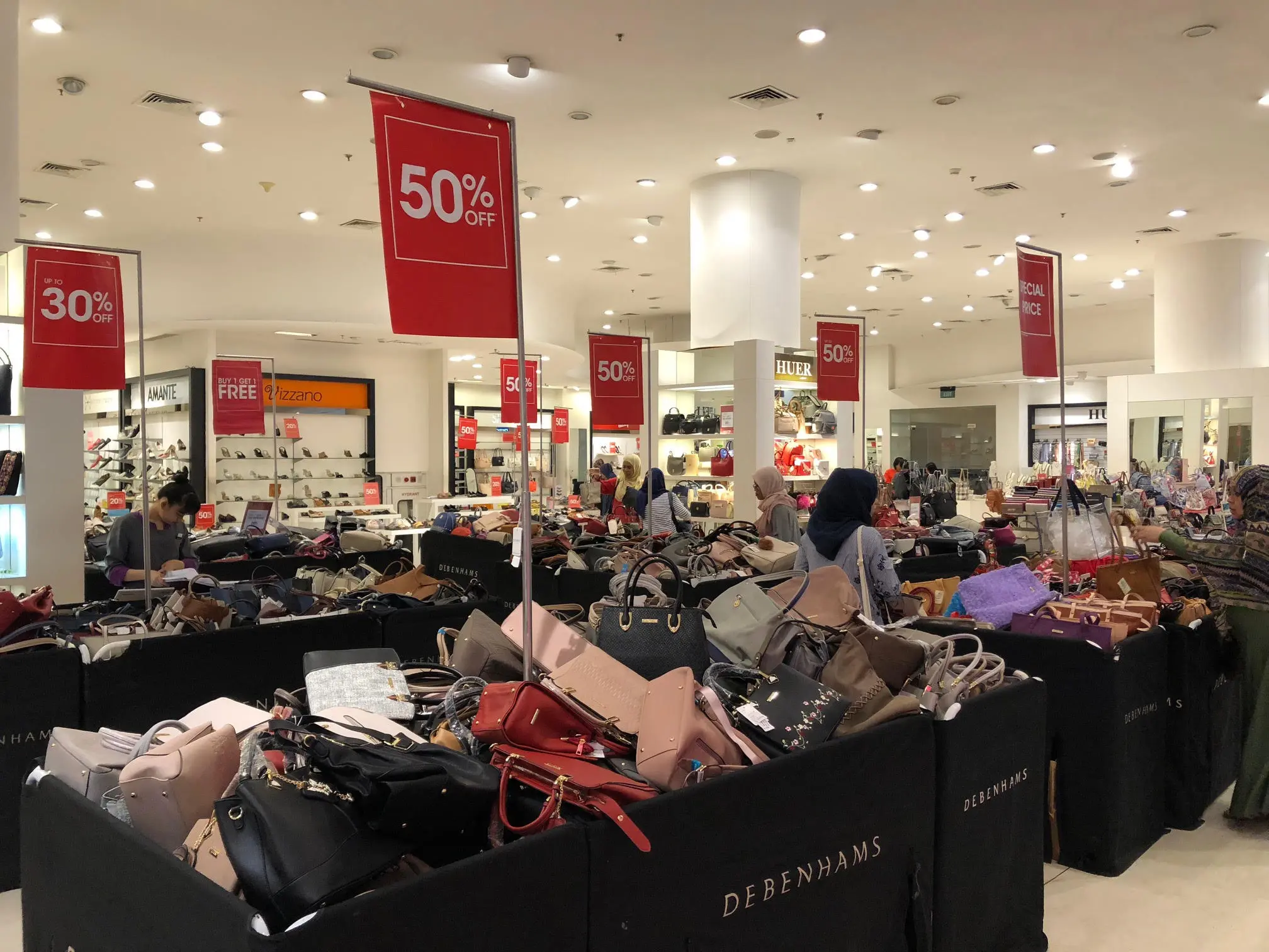 Kondisi gerai ritel Debenhams di Senayan City sebelum tutup. Gerai ritel ini mengumbar diskon besar-besaran bagi berbagai produknya (Vina A. Muliana/Liputan6.com)