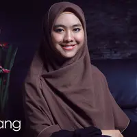Oki Setiana Dewi. (Fotografer: Adrian Putra, Digital Imaging: Muhammad Iqbal Nurfajri/Bintang.com)