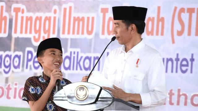 <span>Kebersamaan Jokowi dengan seorang santri saat berkunjung  ke Pondok Pesantren Buntet, Cirebon, Jawa Barat. (Biro Setpres)</span>