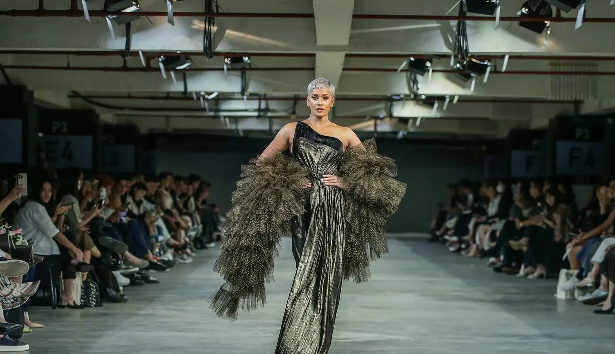 Ada juga model dan presenter Kimmy Jayanti membawakan koleksi dari label yang sama. Ia tampak stunning dengan one shoulder dress dan selendang ruffle itu. [Foto: JF3].