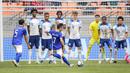 Pemain Timnas Uzbekistan U-17, Lazizbek Mirzaev (tengah), menendang bola dari tendangan bebas yang membuahkan gol saat melawan Timnas Inggris U-17 dalam pertandingan babak 16 besar Piala Dunia U-17 2023 yang berlangsung di Jakarta International Stadium, Jakarta, Rabu (22/11/2023). (Bola.com/Bagaskara Lazuardi)