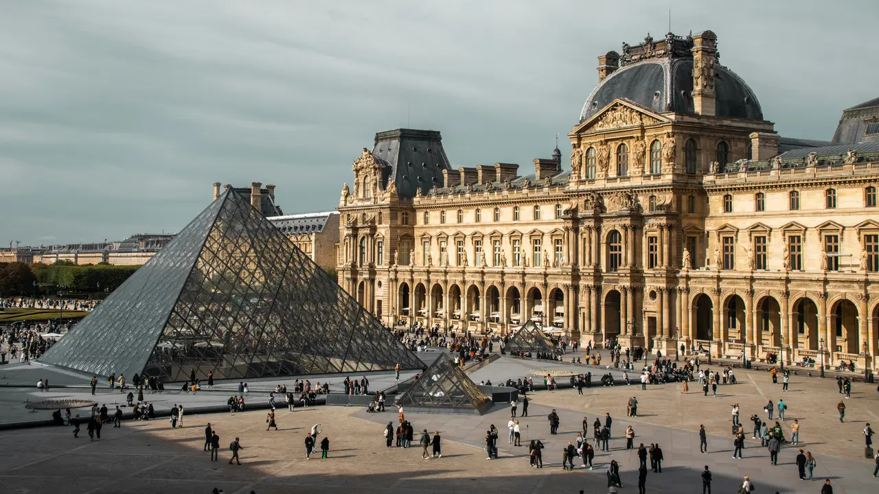 Ilustrasi kawasan Museum Louvre di Paris yang menjadi destinasi wisata populer.