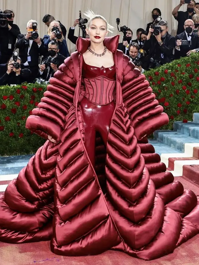 Tampilan Dramatis Gigi Hadid Kenakan Catsuit dan Mantel Puffer Atelier Versace di Met Gala 2022