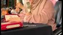 Sang sang ibu mengisi ceramah, Maryam juga mendampingi duduk di sebelahnya. Sebelum acara mulai terlebih dulu ada pembacaan Al-Quran yang dibacakan oleh Maryam, [Instagram/okisetianadewi]