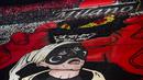 <p>Koreografi fans AC Milan saat laga leg pertama perempat final Liga Champions 2022/2023 melawan Napoli di San Siro, Milan, Kamis (13/04/2023) dini hari WIB. Pertandingan tersebut berhasil dimenangkan oleh tuan rumah melalui gol tunggal Ismael Bennacer. (AFP/Marco Bertorello)</p>
