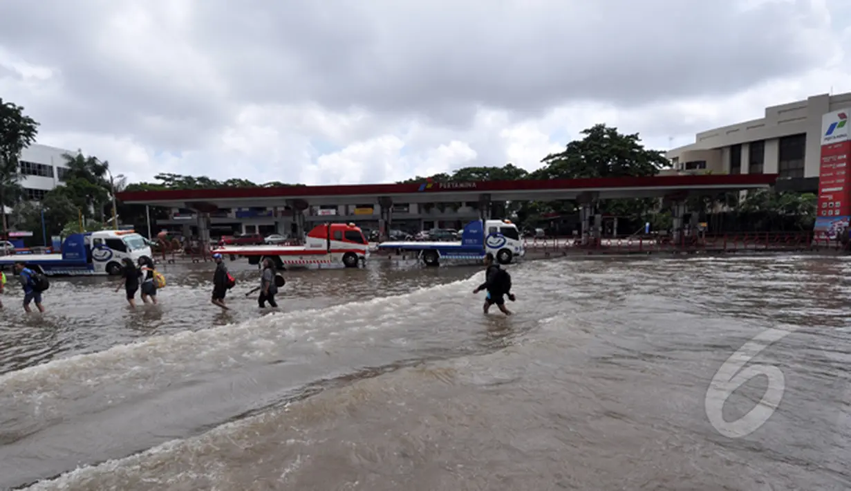 Genangan air di Kelapa Gading mencapai lutut orang dewasa. Menurut Kadin DKI Jakarta, kerugian akibat banjir di Jakarta mencapai Rp 1,5 triliun tiap harinya, Selasa (10/2/2015).(Liputan6.com/Faizal Fanani)