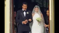 Sofia Richie didampingi ayahnya, Lionel Richie, menyusuri selasar menuju tempat pernikahan. (dok. Instagram @_iverymckee/https://www.instagram.com/p/CrWop52vkSt/Dinny Mutiah)