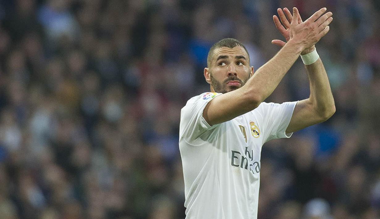 1. Karim Benzema, menurut L’Equipe via the Daily Express,  bomber Real Madrid ini menjadi incaran utama dari Arsenal. Rencana The Gunners ini dilakukan sebelum bomber asal Prancis itu melakukan perpanjangan kontrak. (AFP/Curto De La Torre)