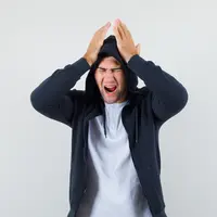 Seorang laki-laki sedang merasa depresi sehingga memegang kepalanya (Foto Dok: Freepik/8photo).