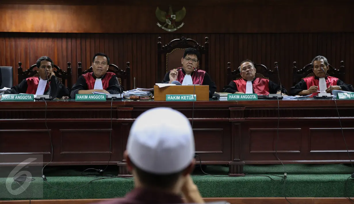 Majelis Hakim memberi pertanyaan kepada M Yagari Bhastara (Gary) saat bersaksi dalam sidang perkara dengan terdakwa OC Kaligis di Pengadilan Tipikor, Jakarta, Senin (28/9). Dalam persidangan, Kaligis memecat anak buahnya, Gary.(Liputan6.com/Faizal Fanani)