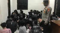 Polisi mengamankan 72 remaja yang diduga tengah pesta miras di Kampung Karanganyar, Kelurahan Karangsari, Neglasari, Kota Tangerang. (Foto: Istimewa)
