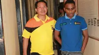 Polisi menangkap Moses Usfini (32) warga Kabupaten Timor Tengah Utara, pelaku pencabulan terhadap bocah 10 tahun. (Liputan6.com/ Ola Keda)