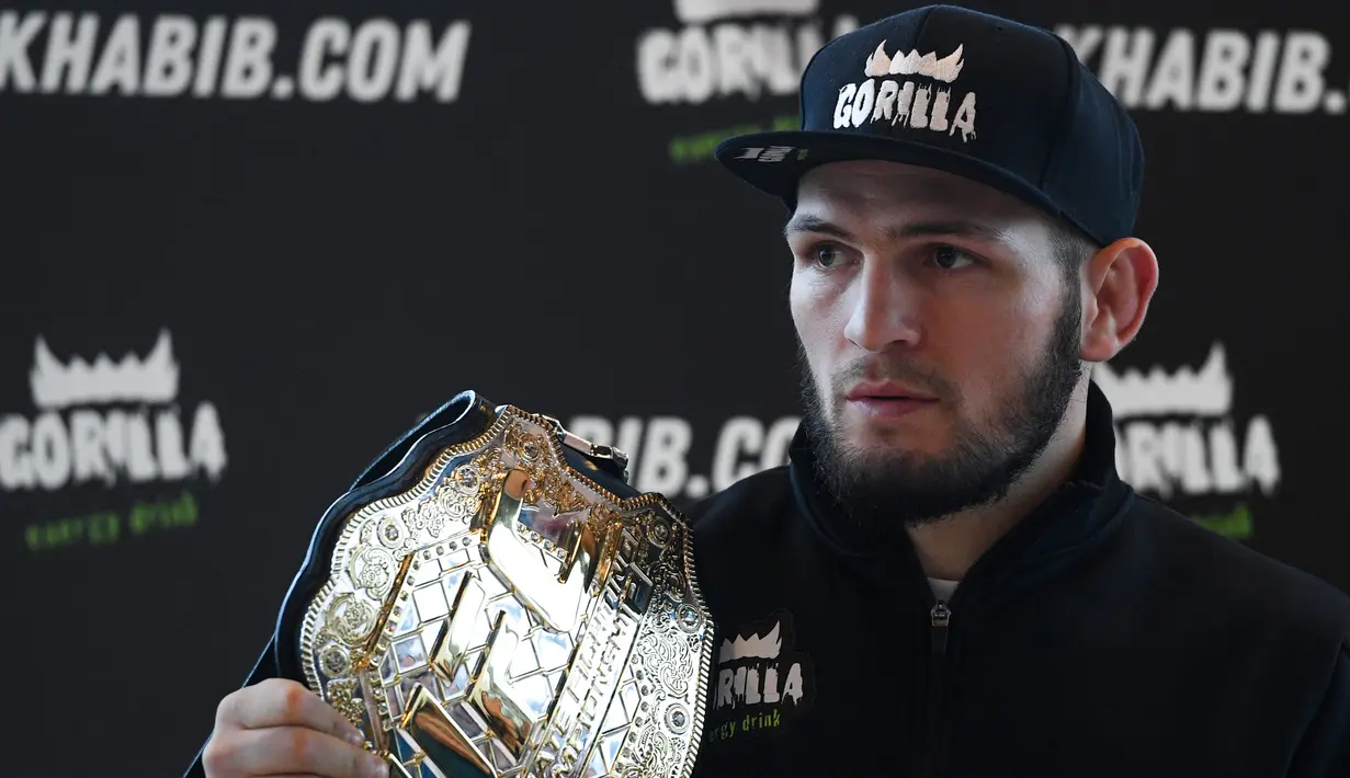Petarung seni bela diri campuran, Khabib Nurmagomedov menggelar konferensi pers di Moskow pada 26 November 2018. Khabib Nurmagomedov mengumumkan pensiun dari dunia seni bela diri campuran (MMA) usai mengalahkan Justin Gaethje dalam UFC 254, Minggu (25/10/2020). (Kirill KUDRYAVTSEV / AFP)