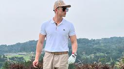 Penampilan putra sulung Venna Melinda ini saat bermain golf pun disebut-sebut tetap terlihat keren dan macho oleh banyak netizen. Terlebih, Verrel nampaknya sudah jago bermain golf.(Liputan6.com/IG/@bramastavrl)