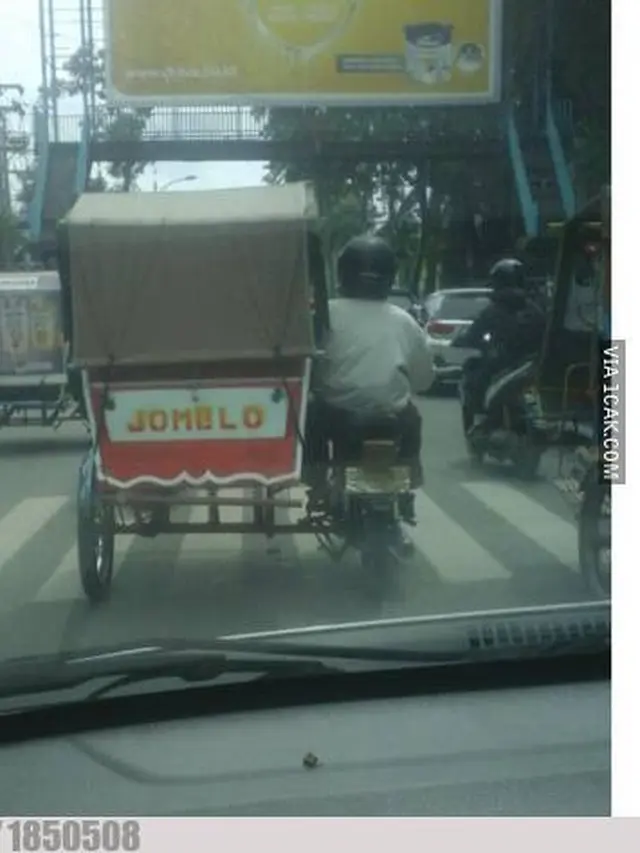 6 Tulisan Nyeleneh di Becak Ini Bikin Penumpang Geleng Kepala