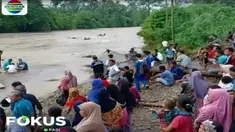 Satu-satunya alat transportasi warga untuk bisa beraktivitas keluar kampung kini hanya bisa menggunakan rakit.