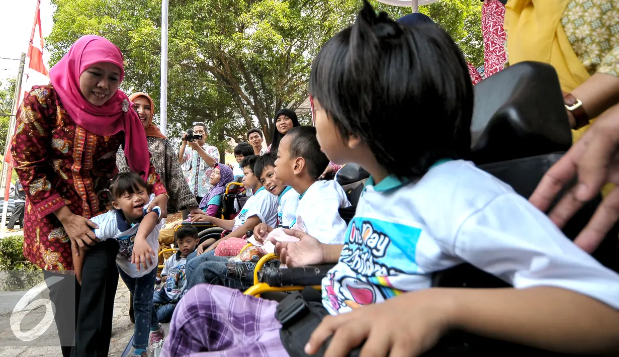 Mensos Khofifah bersama sejumlah anak disabilitas saat peluncuran Telepon Pelayanan Sosial anak (TePSA), Jakarta, Kamis (6/8/2015). TePSA diluncurkan dalam rangka memperingati Hari Anak Nasional 2015. (Liputan6.com/Yoppy)