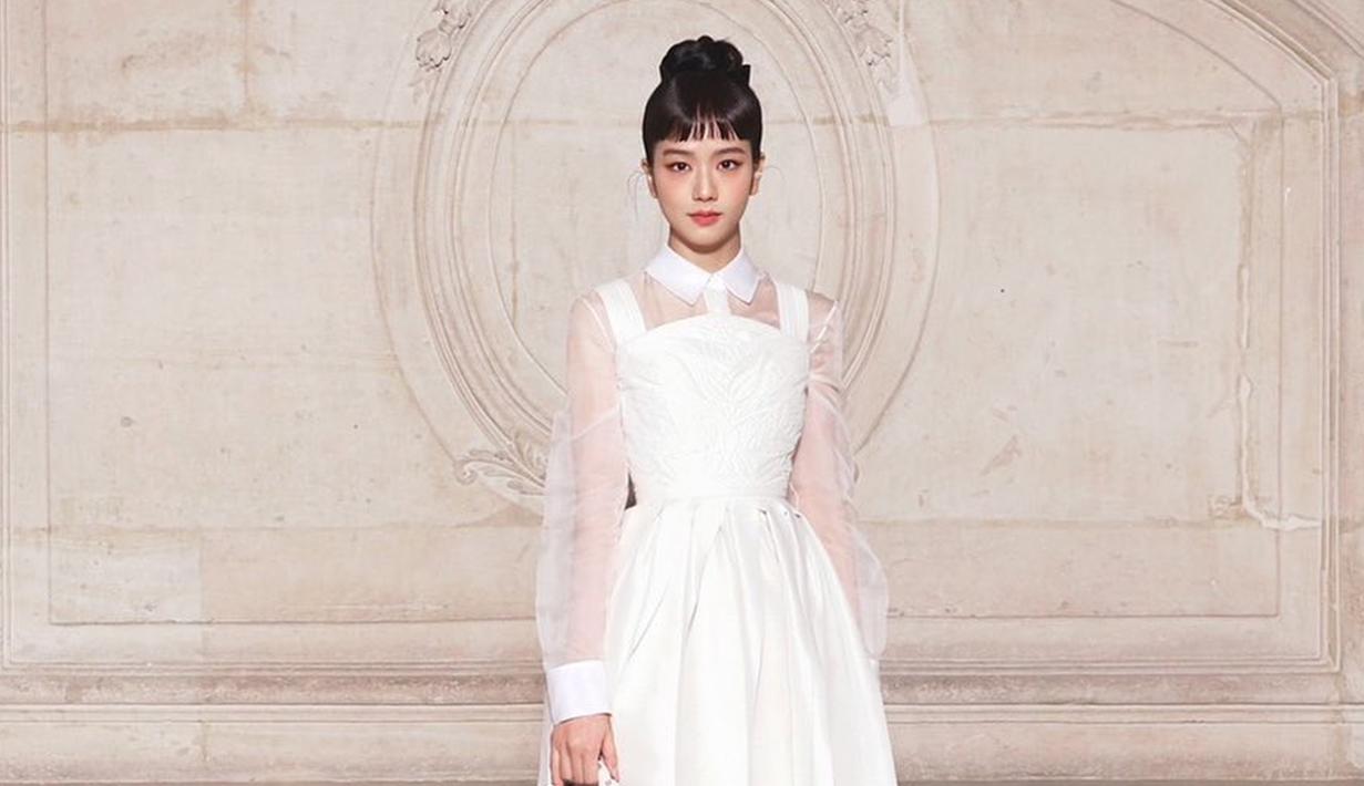 Jisoo pernah tampil memukau dengan tampilan yang berbeda dari biasanya. Rekan Lisa Blackpink ini tampil menawan di acara Dior 2023 Haute Couture. Kecantikan Jisoo ini sukses menyita perhatian warganet. (Liputan6.com/IG/sooyaa_)