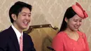 Putri Jepang Ayako bersama calon suaminya, Kei Moriya dalam konferensi pers pertunangan mereka di Tokyo, Senin (2/7). Putri Ayako secara resmi akan bertunangan dengan Kei dalam upacara tradisional pada 12 Agustus mendatang. (AP/Koji Sasahara, Pool)
