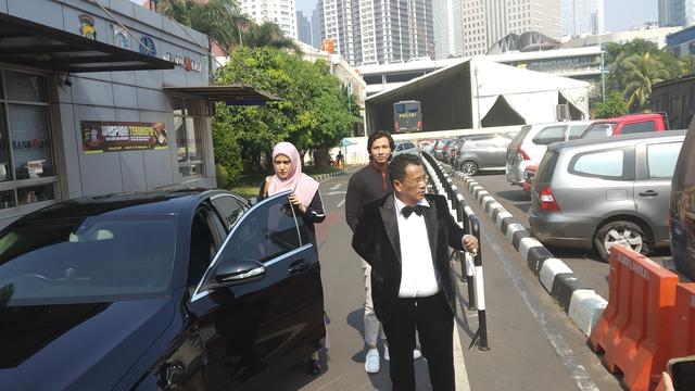 Pengacara Hotman Paris bersama Fairuz A. Rafiq di SPKT Polda Metro Jaya (Liputan6.com/ Sapto Purnomo)