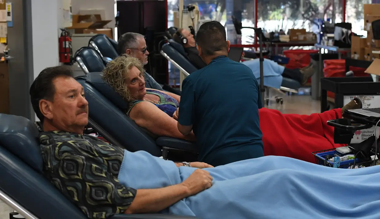 Seorang pria melakukan donor darah untuk korban luka penembakan Las Vegas di United Blood Service, Nevada, Selasa (3/10). Setelah ada permintaan sumbangan darah, dalam hitungan jam, lebih dari 1.000 orang telah mendaftar. (Ethan Miller/Getty Images/AFP)