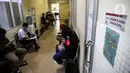 Sejumlah pasien sembuh COVID-19 antre untuk mendonorkan plasma darahnya di Unit Donor Darah (UDD) PMI DKI Jakarta, Rabu (23/6/2021). PMI DKI Jakarta menyatakan ketersediaan stok plasma konvalesen untuk terapi penyembuhan pasien COVID-19 di DKI kosong. (Liputan6.com/Faizal Fanani)
