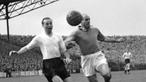 Sir Stanley Matthews (kiri) dianggap sebagai salah satu pemain terbaik sepanjang sejarah Inggris. Meski tidak pernah mempersembahkan trofi bagi Inggris, namun Matthews menjadi satu-satunya pesepakbola yang mendapat gelar kesatria saat masih aktif bermain. (Foto: AFP/Intercontinentale/Staff)