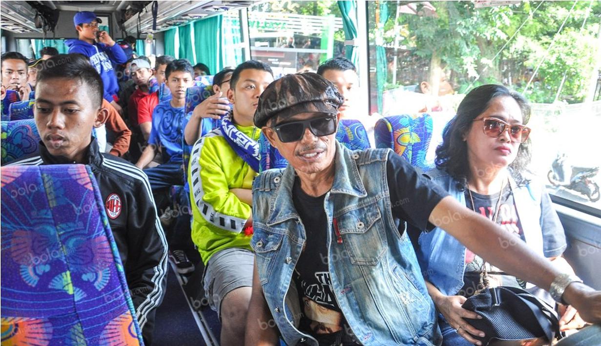 Suasana bus Aremania sebelum berangkat menuju Jakarta untuk mendukung Arema Cronus dalam final Torabika Bhayangkara Cup 2016, Sabtu (2/4/2016). Sekitar 1300 anggota Aremania diangkut dalam 25 bus. (Bola.com/Iwan Setiawan)