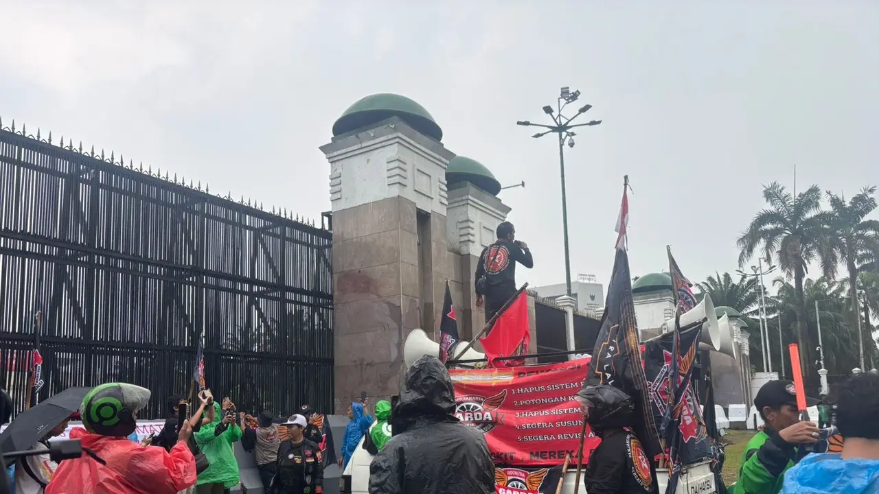 Pengemudi ojek online yang tergabung dalam Gabungan Aksi Roda Dua (Garda) Indonesia menggelar aksi unjuk rasa di depan Gedung DPR/MPR, Jakarta Pusat. (Liputan6.com/Ady Anugrahadi)